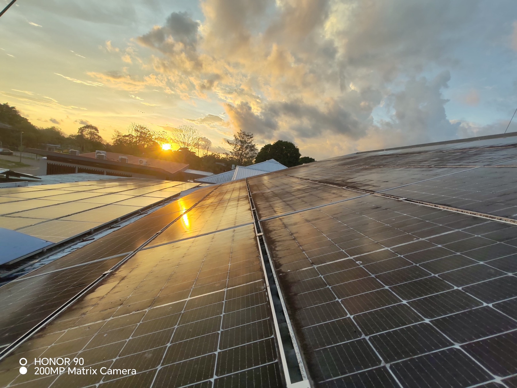 Paneles solares antes de limpieza, fotografía enviada por el cliente